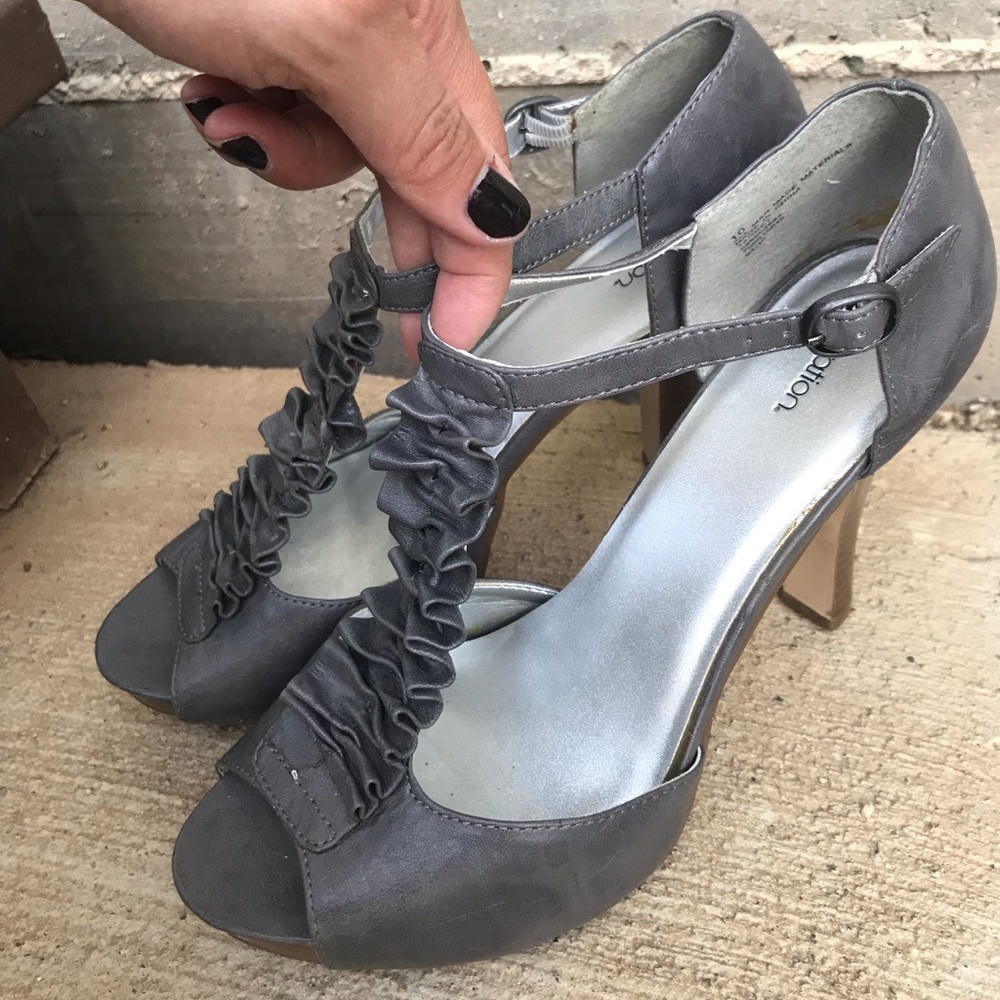 Size 10. Gray heels